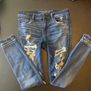 ❤️SOLD ON MERC❤️AE RIPPED STRETCH JEANS